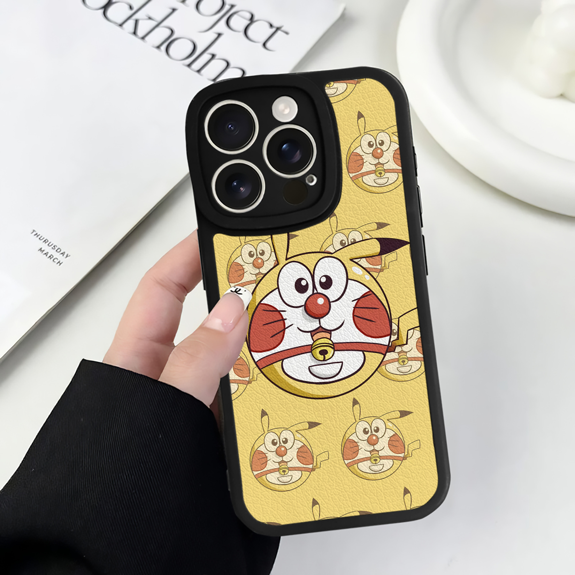 （画像用） ドラえもん Doraemon 【iPhone 16シリーズ対応】シリコンスマホケース（レザー調） 材質：シリコン